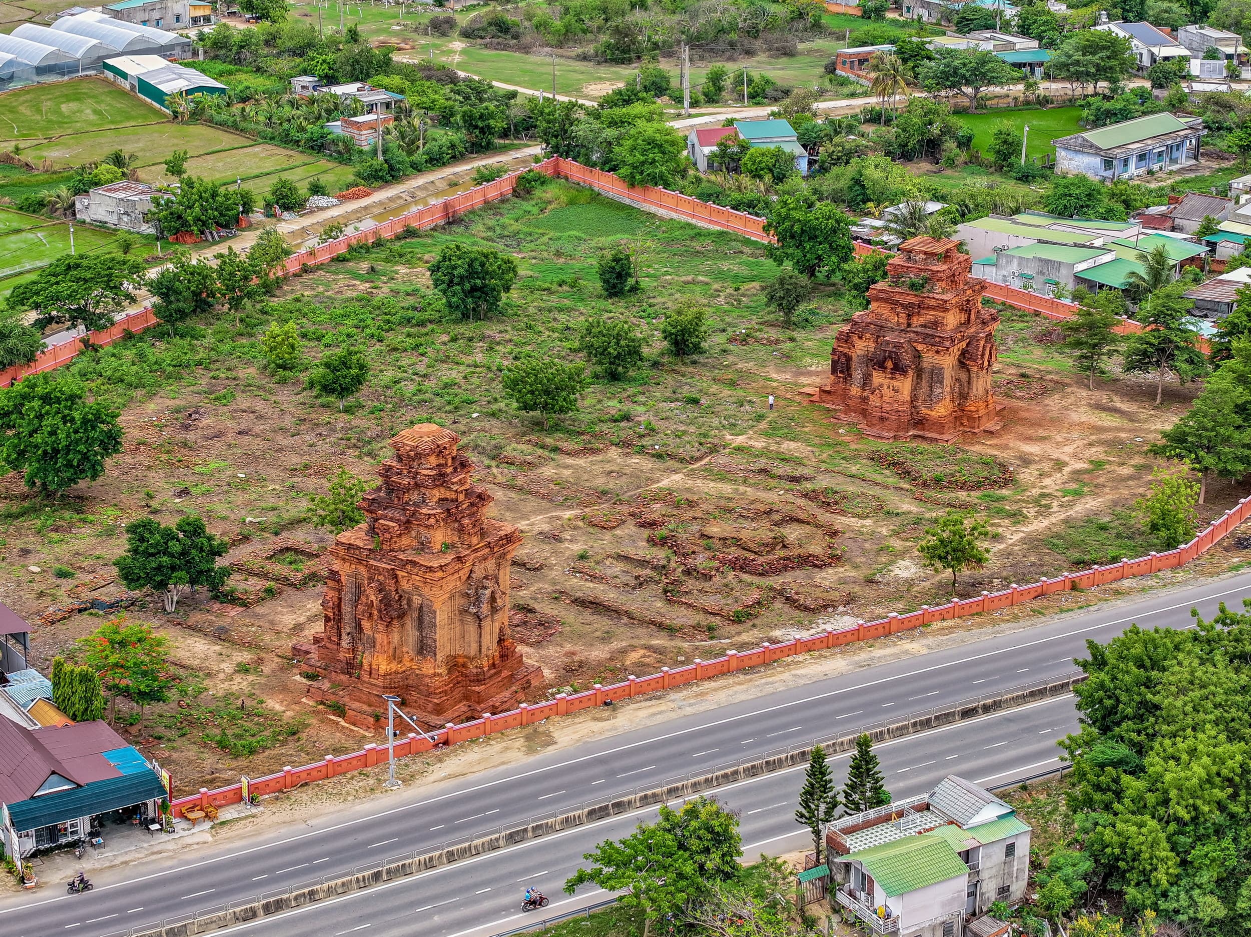 Toàn cảnh cụm tháp Hòa Lai