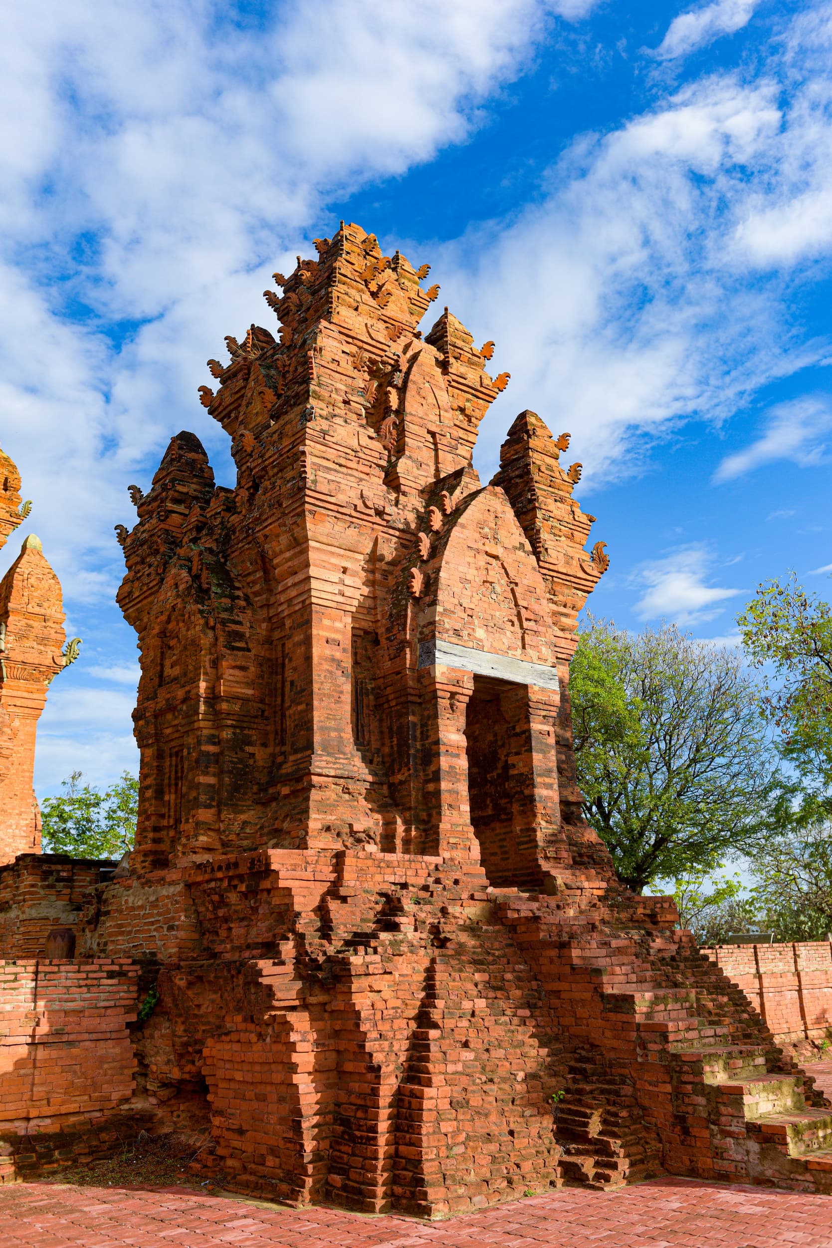 Tháp Cổng mở lối vào không gian thiêng